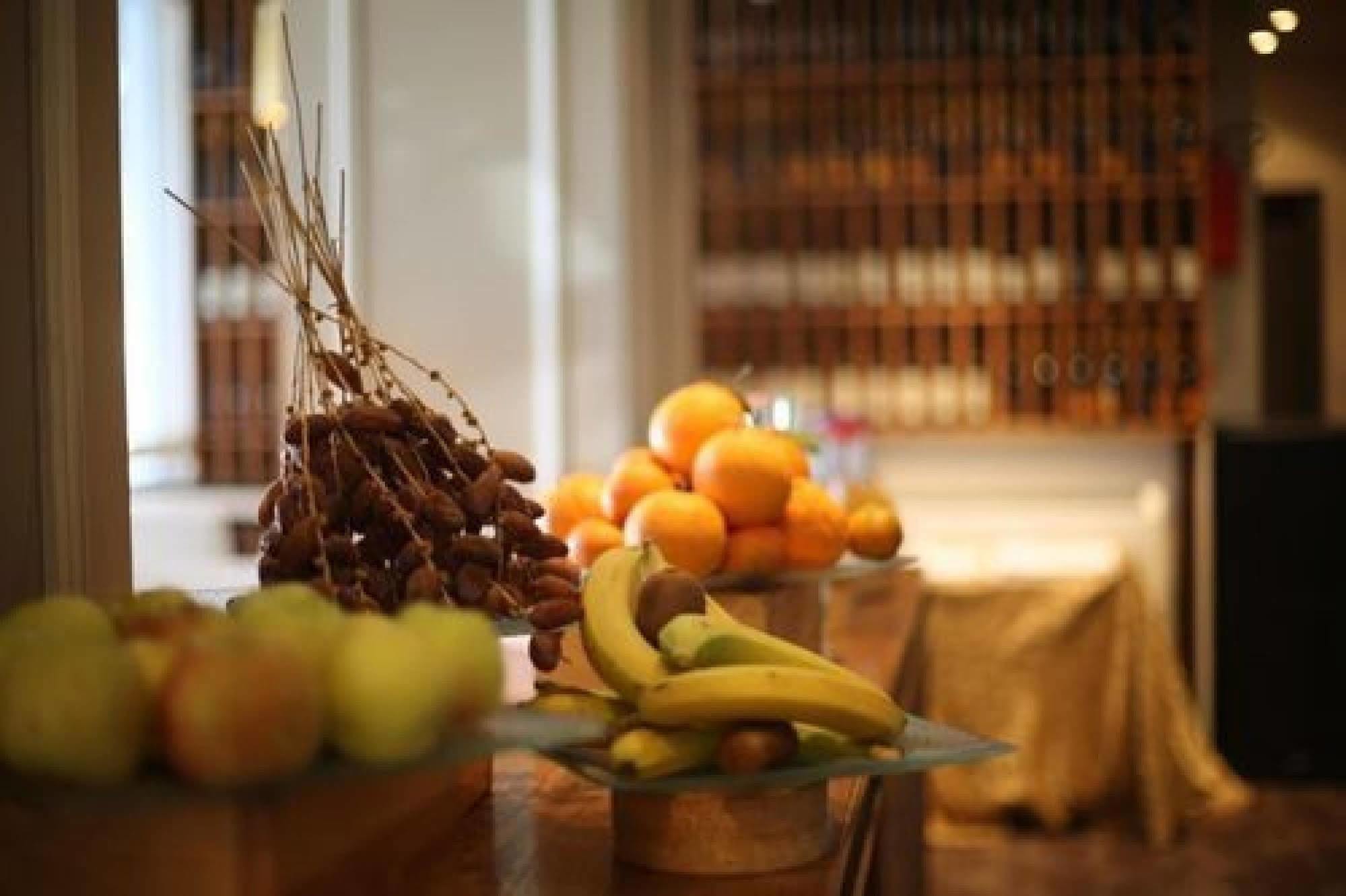 Hotel La Maison Blanche Tunis Exterior photo Fruit at a buffet