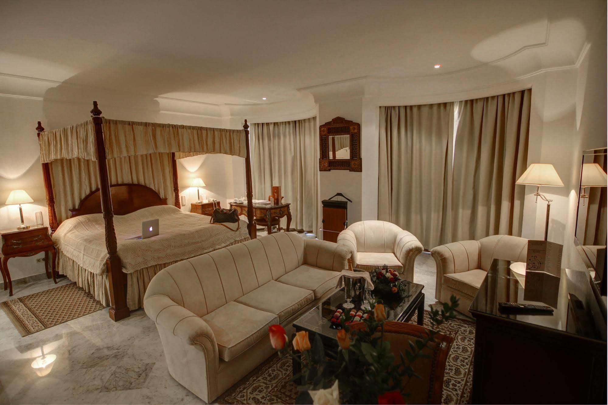 Hotel La Maison Blanche Tunis Exterior photo A suite at the hotel