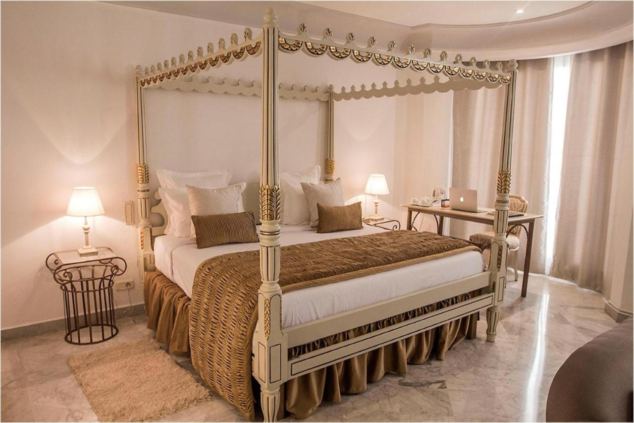 Hotel La Maison Blanche Tunis Exterior photo A four-poster bed