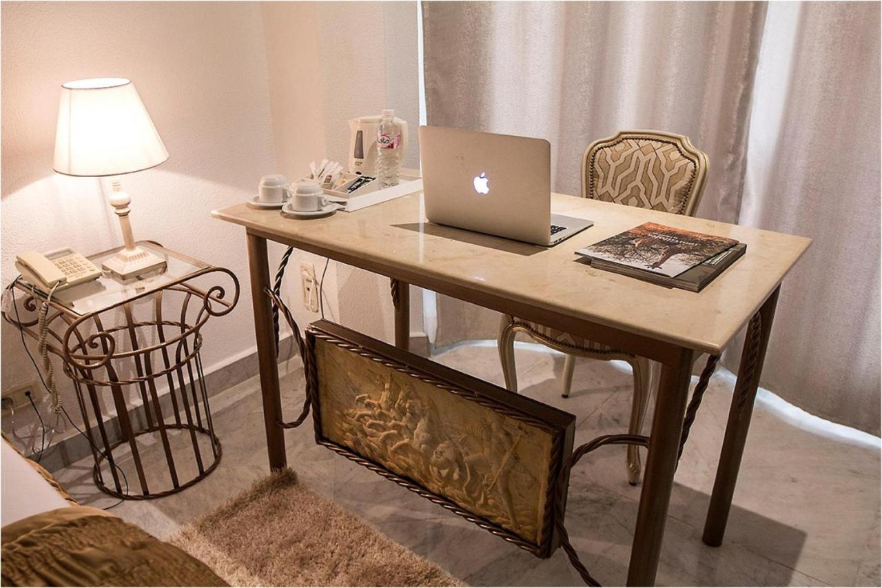 Hotel La Maison Blanche Tunis Exterior photo A writing desk
